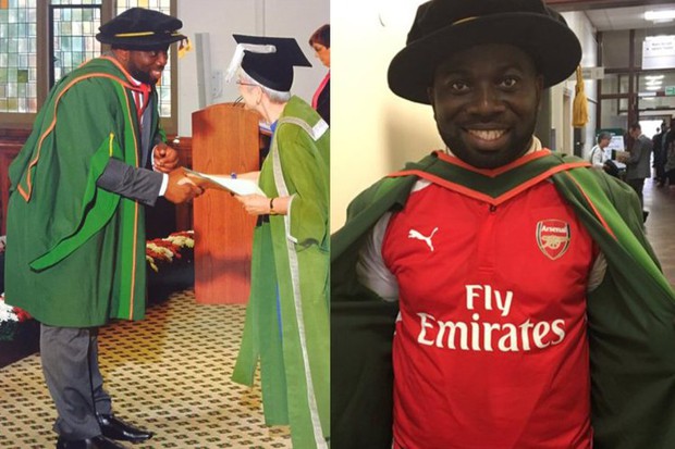 Fan cuồng mặc áo Arsenal lên bục nhận bằng tiến sĩ - Ảnh 1.