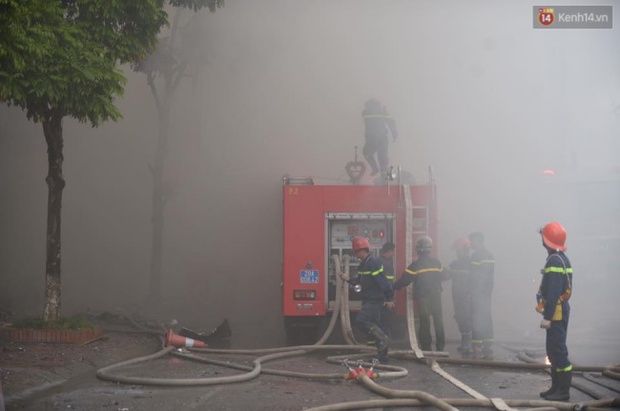 [ẢNH]: Bốn ngôi nhà, hàng chục xe máy bị thiêu rụi trong đám cháy dữ dội ở Hà Nội - Ảnh 12.