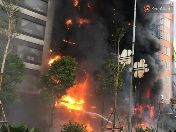 [ẢNH]: Bốn ngôi nhà, hàng chục xe máy bị thiêu rụi trong đám cháy dữ dội ở Hà Nội - Ảnh 2.