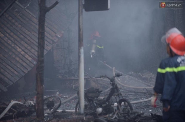 [ẢNH]: Bốn ngôi nhà, hàng chục xe máy bị thiêu rụi trong đám cháy dữ dội ở Hà Nội - Ảnh 13.