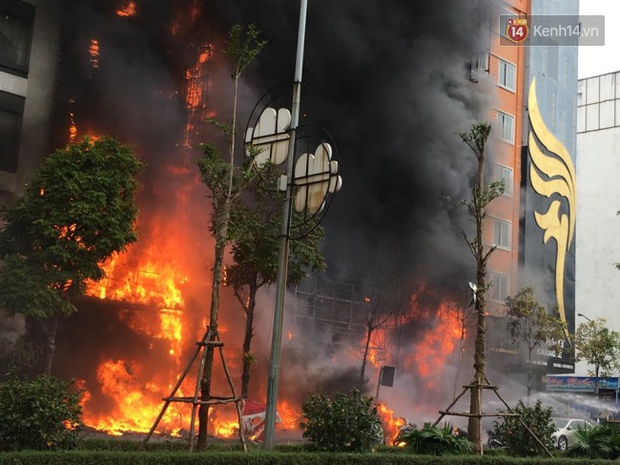 [ẢNH]: Bốn ngôi nhà, hàng chục xe máy bị thiêu rụi trong đám cháy dữ dội ở Hà Nội - Ảnh 3.