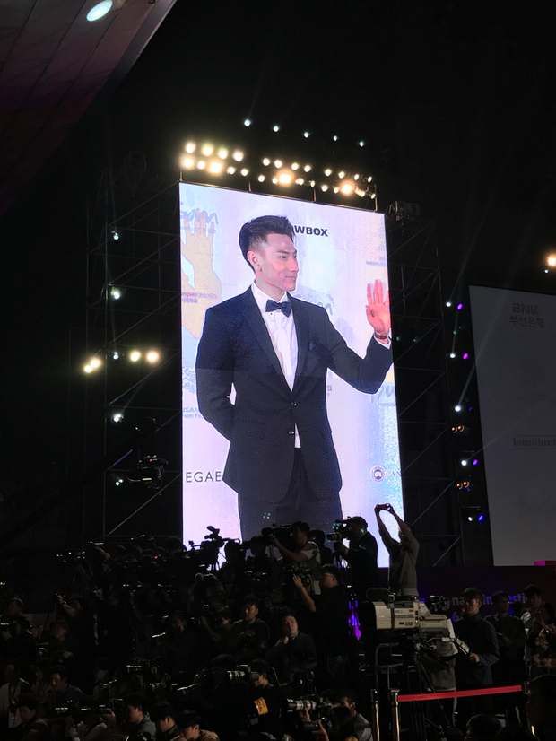 Isaac điển trai sải bước trên thảm đỏ liên hoan phim quốc tế Busan cùng dàn sao Hàn đình đám - Ảnh 4.
