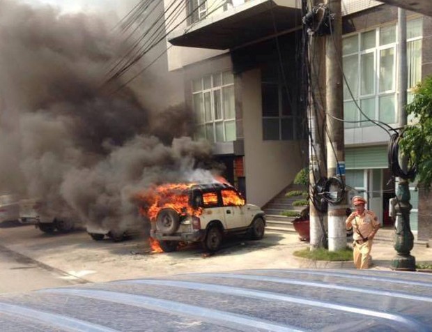 Quảng Ninh: Xe ô tô 5 chỗ đỗ trước cổng công an phường bốc cháy dữ dội - Ảnh 1.