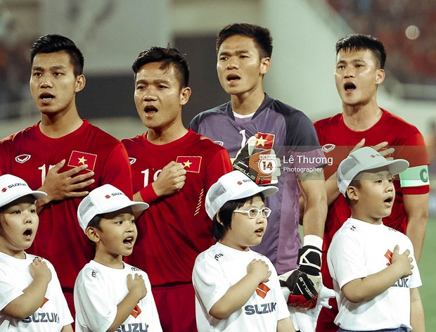 Những hình ảnh nghẹn ngào như thế này của Công Vinh sẽ không bao giờ còn xuất hiện trên sân cỏ - Ảnh 3.