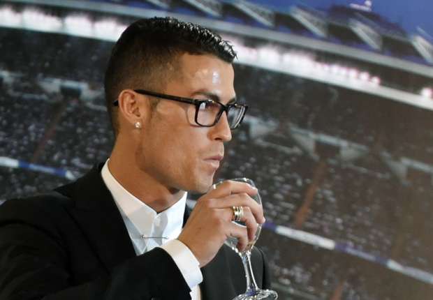 Ronaldo bị ném đá vì đeo cặp kính trí thức ở lễ ký hợp đồng với Real Madrid - Ảnh 2.