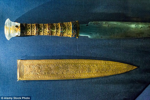 Phát hiện dao găm có nguồn gốc bên ngoài Trái đất trong mộ Pharaoh Tutankhamun - Ảnh 3.