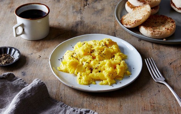 “Học lỏm” các đầu bếp Pháp cách biến trứng khuấy bình dân thành món ăn thượng hạng - Ảnh 1.