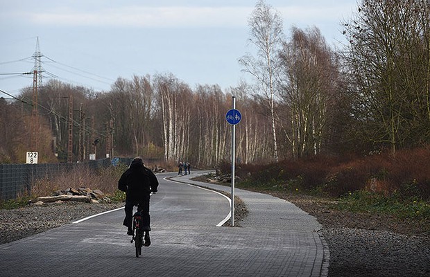 Nước Đức mở đường quốc lộ dành riêng cho... xe đạp - Ảnh 1.