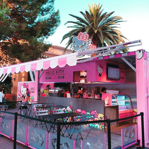 Quán cafe Hello Kitty siêu bánh bèo trở thành điểm hẹn mới cho giới trẻ Mỹ - Ảnh 9.