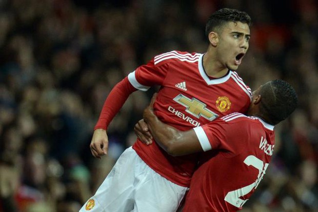 Bàn thắng tuyệt đẹp từ chấm phạt góc của sao trẻ Man Utd - Ảnh 4.