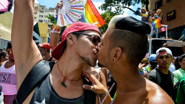 Hàng nghìn cặp đôi đồng tính hôn nhau để chứng minh tình yêu là bất diệt - Ảnh 10.