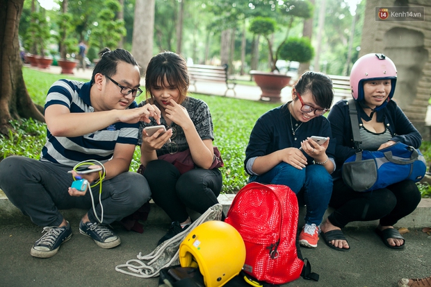 Chùm ảnh: Bạn trẻ Sài Gòn lập team, dàn trận trong công viên, ngoài phố đi bộ để săn Pokemon - Ảnh 10.