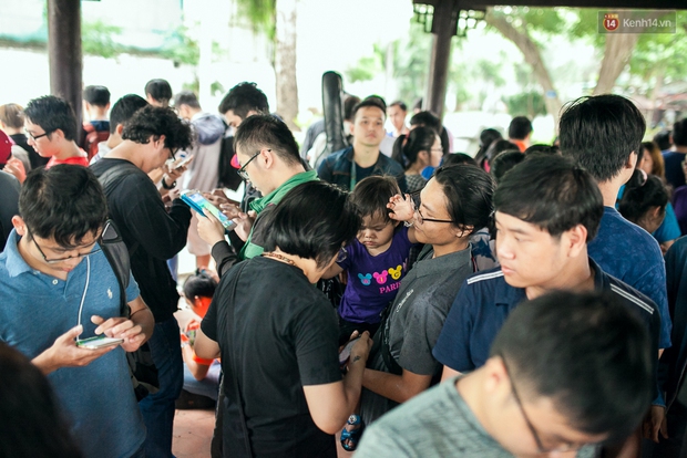 Chùm ảnh: Bạn trẻ Sài Gòn lập team, dàn trận trong công viên, ngoài phố đi bộ để săn Pokemon - Ảnh 2.