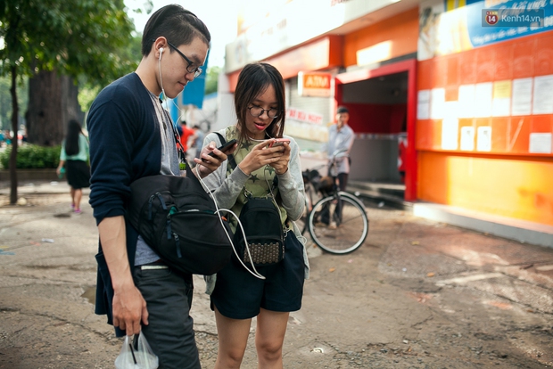 Chùm ảnh: Bạn trẻ Sài Gòn lập team, dàn trận trong công viên, ngoài phố đi bộ để săn Pokemon - Ảnh 13.