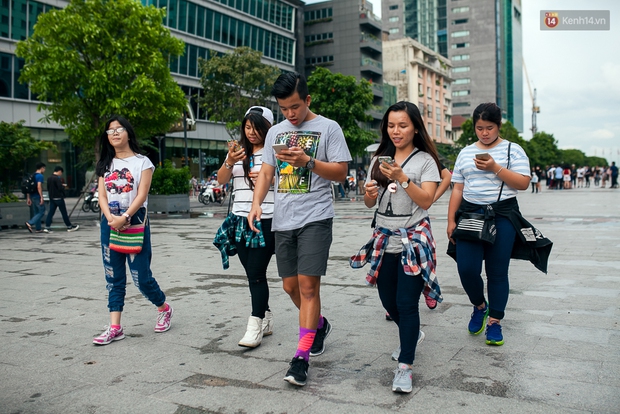 Chùm ảnh: Bạn trẻ Sài Gòn lập team, dàn trận trong công viên, ngoài phố đi bộ để săn Pokemon - Ảnh 12.
