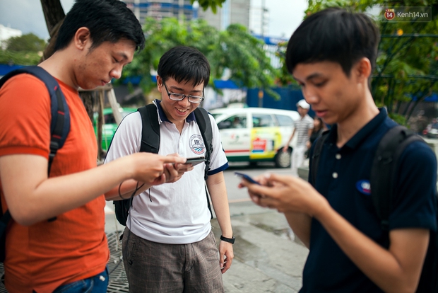 Chùm ảnh: Bạn trẻ Sài Gòn lập team, dàn trận trong công viên, ngoài phố đi bộ để săn Pokemon - Ảnh 16.