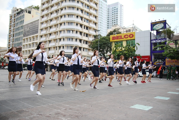 50 nữ sinh Học viện Hàng không nhảy flashmob ở phố đi bộ Nguyễn Huệ - Ảnh 5.