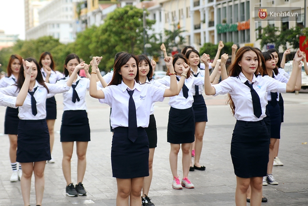 50 nữ sinh Học viện Hàng không nhảy flashmob ở phố đi bộ Nguyễn Huệ - Ảnh 7.
