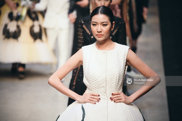 Ngày 1 Vietnam Internation Fashion Week: Các NTK đã chiêu đãi người xem những gì? - Ảnh 19.