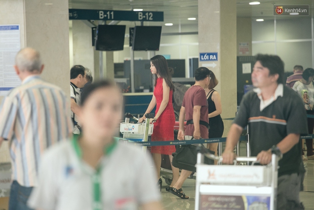 Hoa hậu Đỗ Mỹ Linh xinh đẹp rạng ngời tại sân bay về Hà Nội sáng nay! - Ảnh 7.