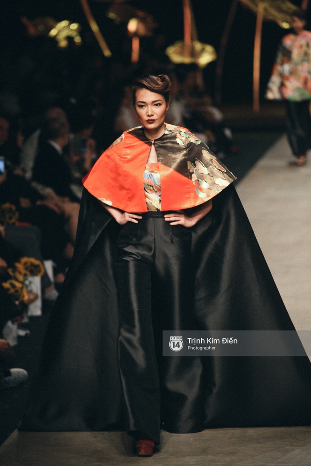 Ngày 1 Vietnam Internation Fashion Week: Các NTK đã chiêu đãi người xem những gì? - Ảnh 50.