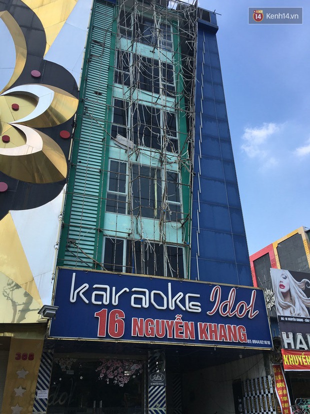Loạt biển quảng cáo “khủng” hàng trăm triệu ở quán karaoke phải tháo dỡ sau vụ hỏa hoạn 13 người chết - Ảnh 6.