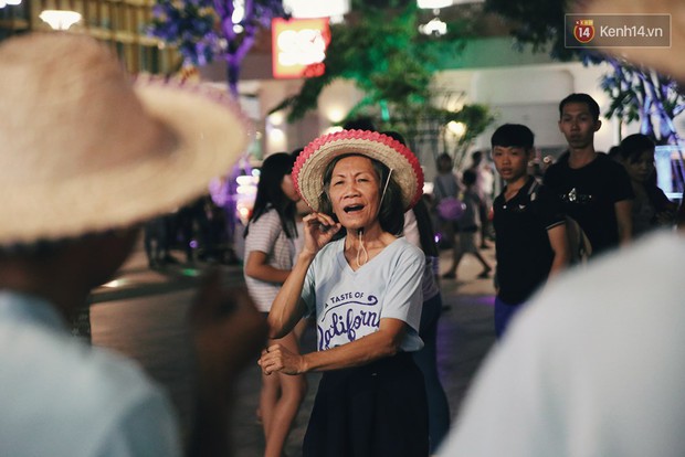 Trên phố đi bộ ồn ào náo nhiệt, những nghệ sĩ điếc câm vẫn say sưa hát - Ảnh 7.