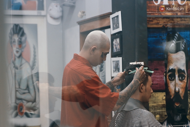 Khám phá tiệm cắt tóc chất chơi nhất Sài Gòn của những chàng barber xăm trổ đầy mình - Ảnh 13.