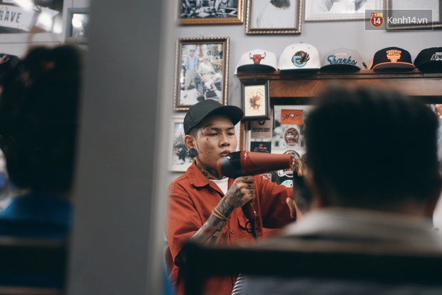 Khám phá tiệm cắt tóc chất chơi nhất Sài Gòn của những chàng barber xăm trổ đầy mình - Ảnh 15.