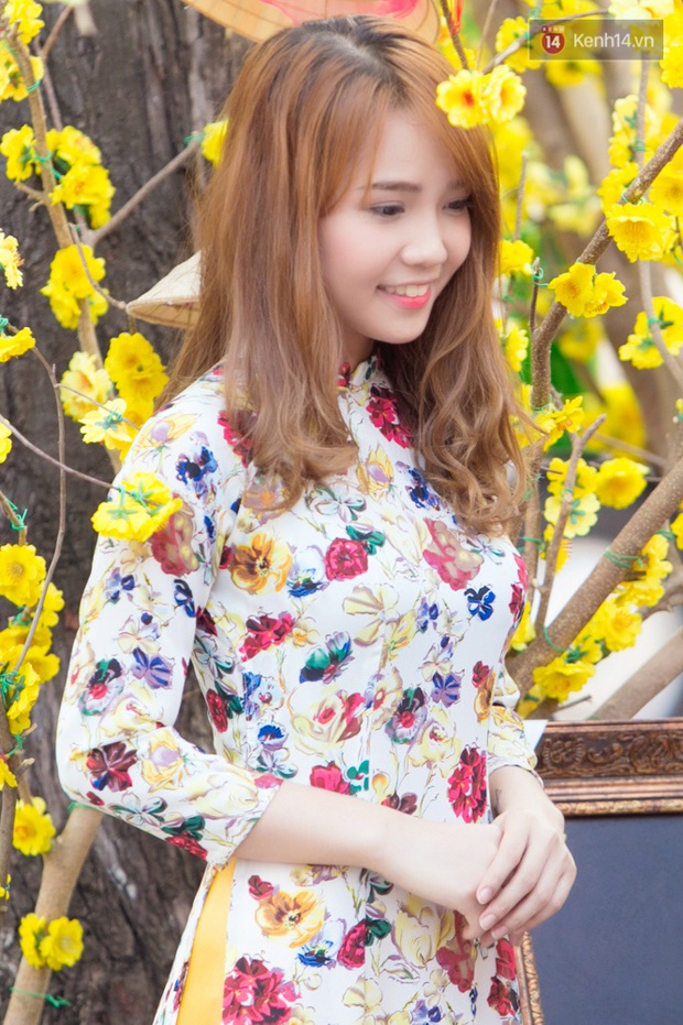 Chùm ảnh: Con gái Sài Gòn diện áo dài cực xinh trên phố ông đồ ngày cận Tết - Ảnh 4.