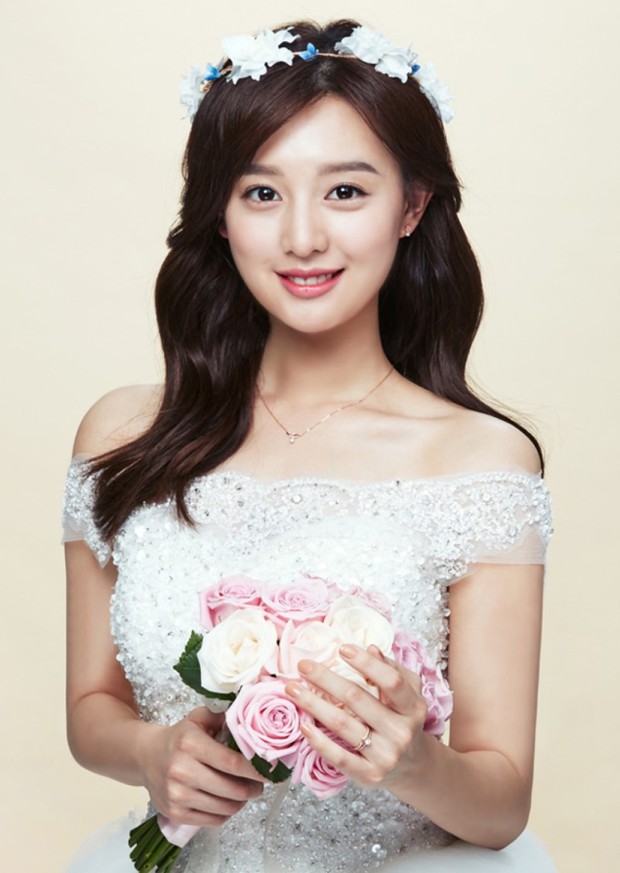 Cởi bỏ quân phục, Trung úy Yoon Kim Ji Won đẹp e ấp trong bộ váy cưới - Ảnh 2.