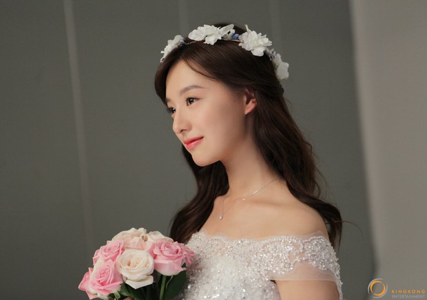Cởi bỏ quân phục, Trung úy Yoon Kim Ji Won đẹp e ấp trong bộ váy cưới - Ảnh 4.