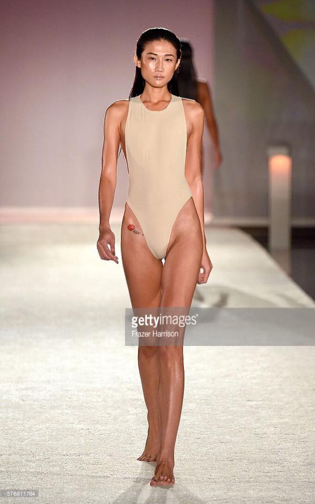 Kha Mỹ Vân lần đầu diễn bikini trên đất Mỹ đã chặt đẹp dàn mẫu ngoại chân to - Ảnh 3.