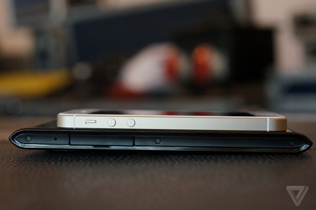 Cận cảnh smartphone hầm hố giá bằng 20 chiếc iPhone 6s Plus - Ảnh 12.