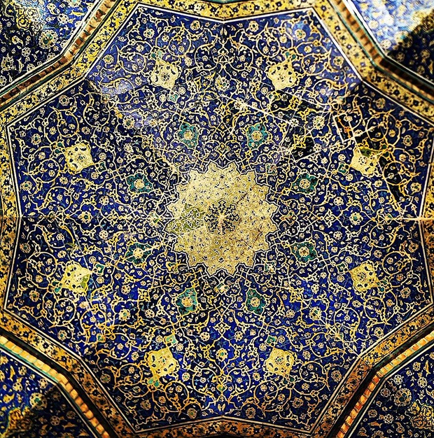 Ngắm nét đẹp kiến trúc Trung Đông khác lạ qua bộ ảnh trần nhà đầy hoa lệ - Ảnh 3.