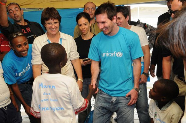 Messi shows kindness to mothers and newborn children in Argentina - Photo 3.