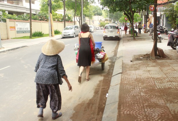 Gặp cô gái váy đen, khăn đỏ đẩy xe cho bà cụ bán rong ở Sài Gòn - Ảnh 2.