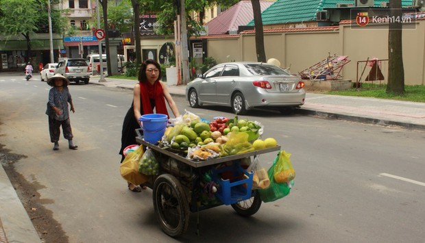 Gặp cô gái váy đen, khăn đỏ đẩy xe cho bà cụ bán rong ở Sài Gòn - Ảnh 3.