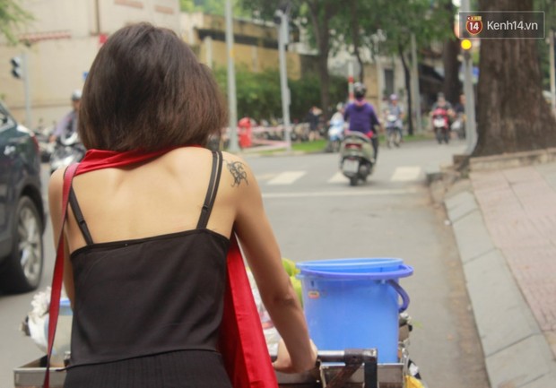 Gặp cô gái váy đen, khăn đỏ đẩy xe cho bà cụ bán rong ở Sài Gòn - Ảnh 6.