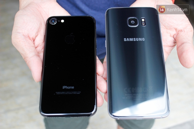 iPhone 7 có màu đen bóng, Galaxy S7 edge mới cũng có, hãy thử đọ dáng xem ai đẹp hơn - Ảnh 2.