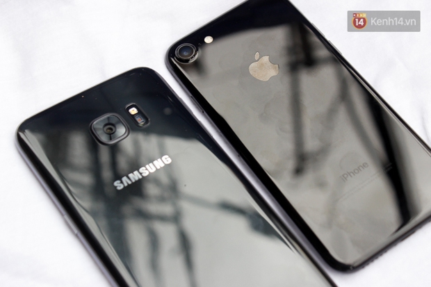 iPhone 7 có màu đen bóng, Galaxy S7 edge mới cũng có, hãy thử đọ dáng xem ai đẹp hơn - Ảnh 7.