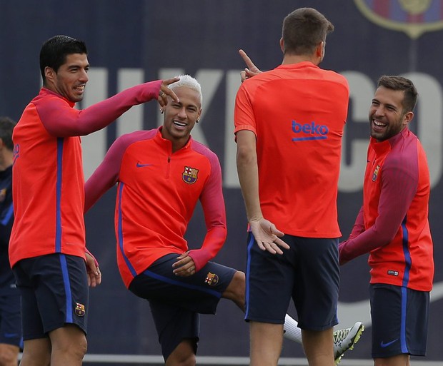 Neymar chơi lầy, bôi kẹo cao su nhai dở vào tay Suarez - Ảnh 5.