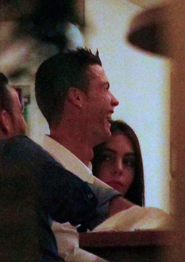 Ronaldo hôn say đắm bạn gái mới khi đi ăn tối - Ảnh 3.