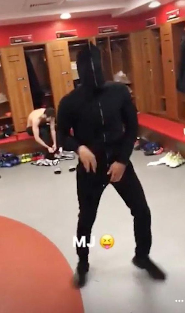 Sao trẻ Man Utd trổ tài nhảy hệt Michael Jackson, mừng Giáng sinh - Ảnh 1.