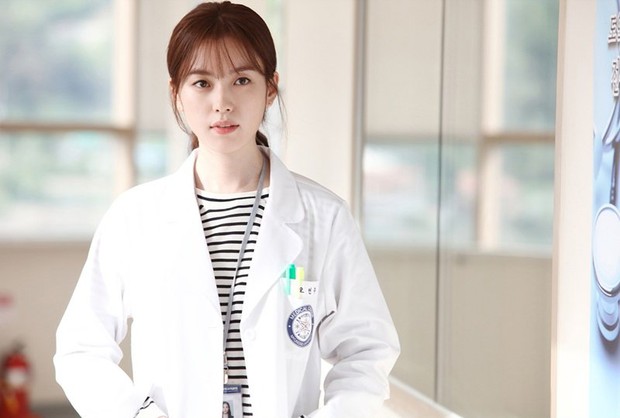 Choáng ngợp với nhan sắc không tuổi của bác sĩ Han Hyo Joo - Ảnh 3.