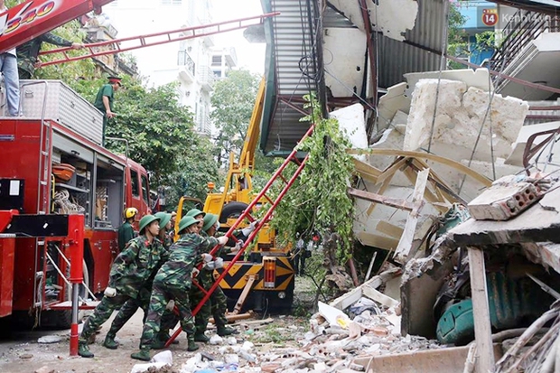 Hà Nội: Sập nhà 4 tầng giữa phố Cửa Bắc, 2 người tử vong - Ảnh 34.