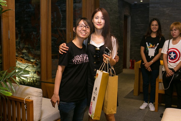 Cựu thành viên KARA thân thiện chụp hình, nhận quà từ fan tại sân bay Đà Nẵng - Ảnh 5.