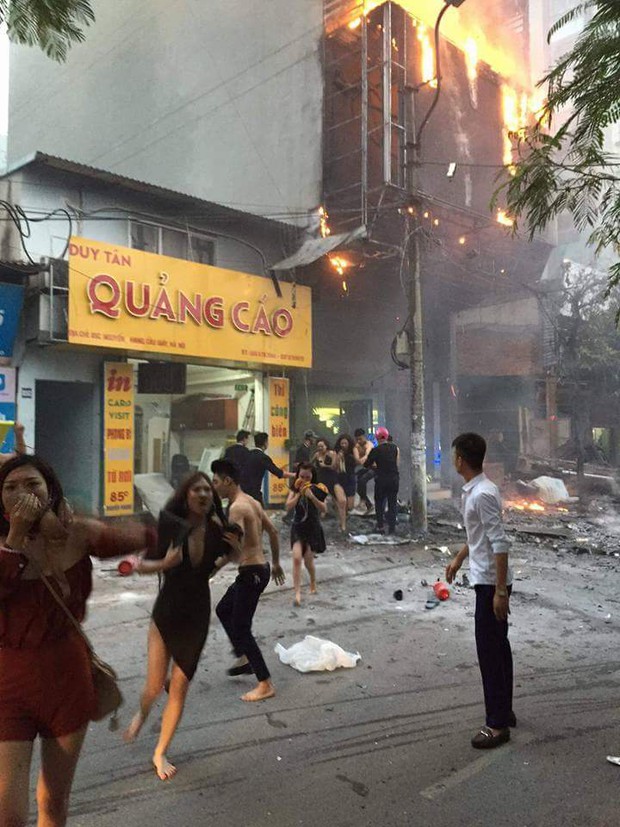 Chùm ảnh hiện trường: Các cô gái hốt hoảng tháo chạy khỏi quán karaoke đang cháy dữ dội ở Hà Nội - Ảnh 1.