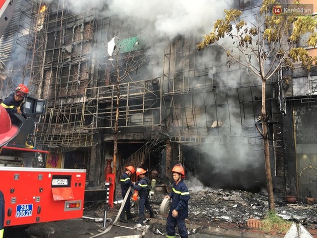 [ẢNH]: Bốn ngôi nhà, hàng chục xe máy bị thiêu rụi trong đám cháy dữ dội ở Hà Nội - Ảnh 7.