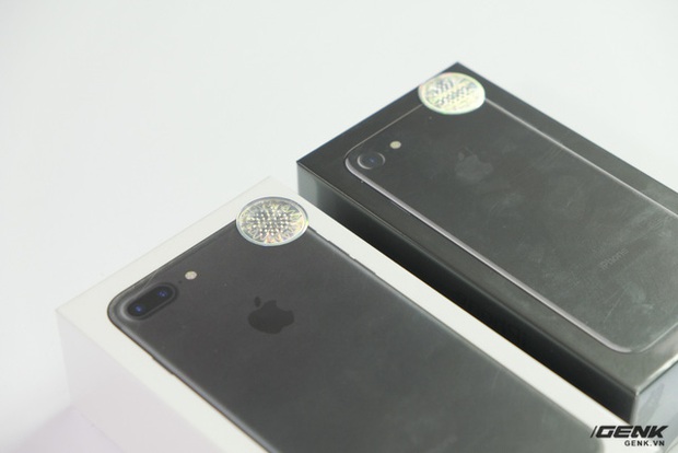 Mở hộp iPhone 7 và 7 Plus chính hãng FPT đầu tiên tại Việt Nam: Có màu Jet Black, giá từ 18,2 triệu đồng - Ảnh 1.